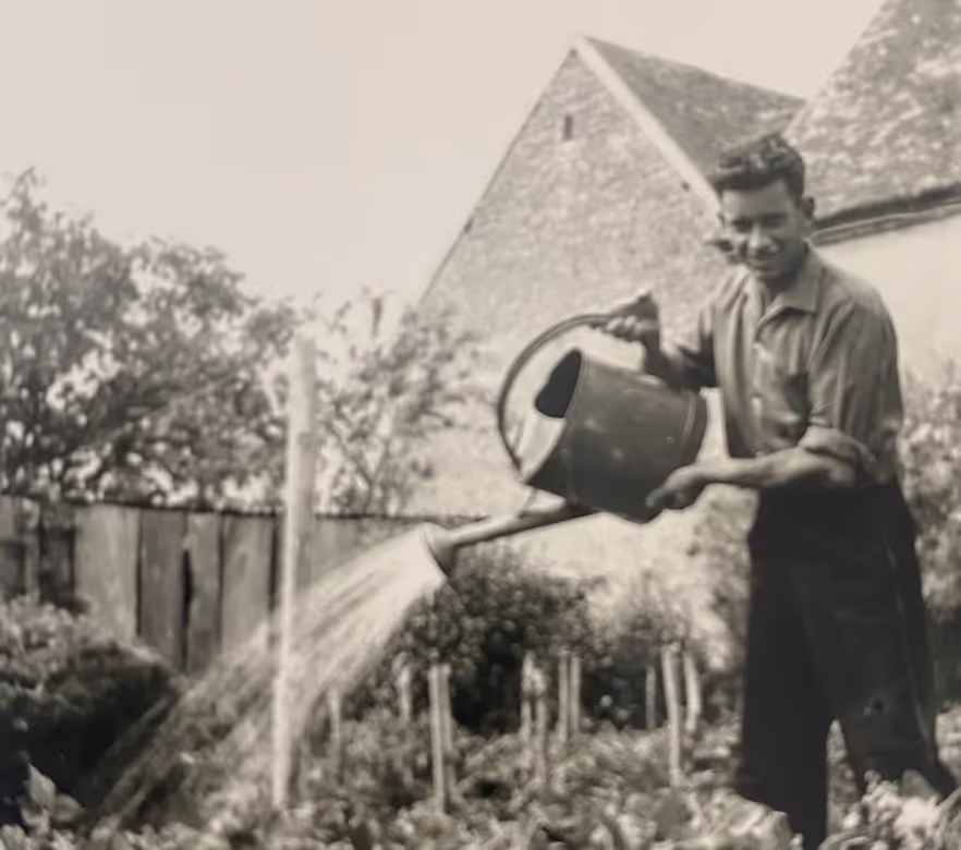Michel, le père de Christian dans la ferme familiale du Perche
