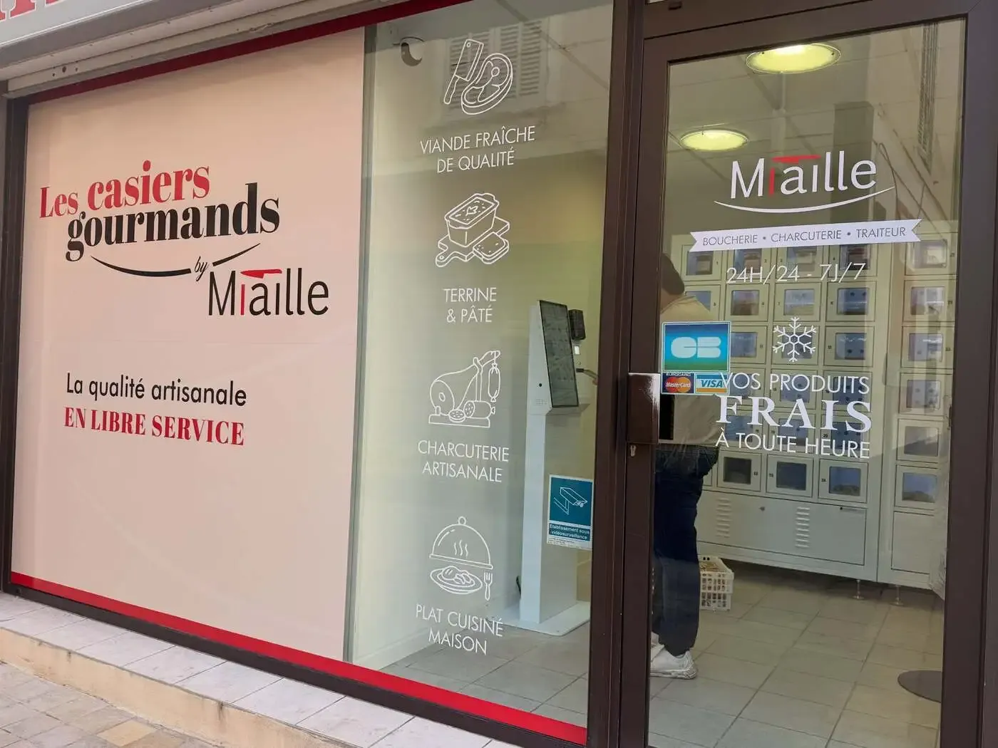 Les 48 casiers bouchers intelligents de la Maison Miaille, derrière leur vitrine.
