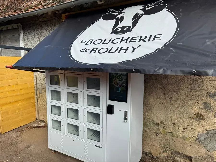 Zoom sur les 15 casiers de la Boucherie de Bouhy, son store coulissant et son interface de commande tactile.