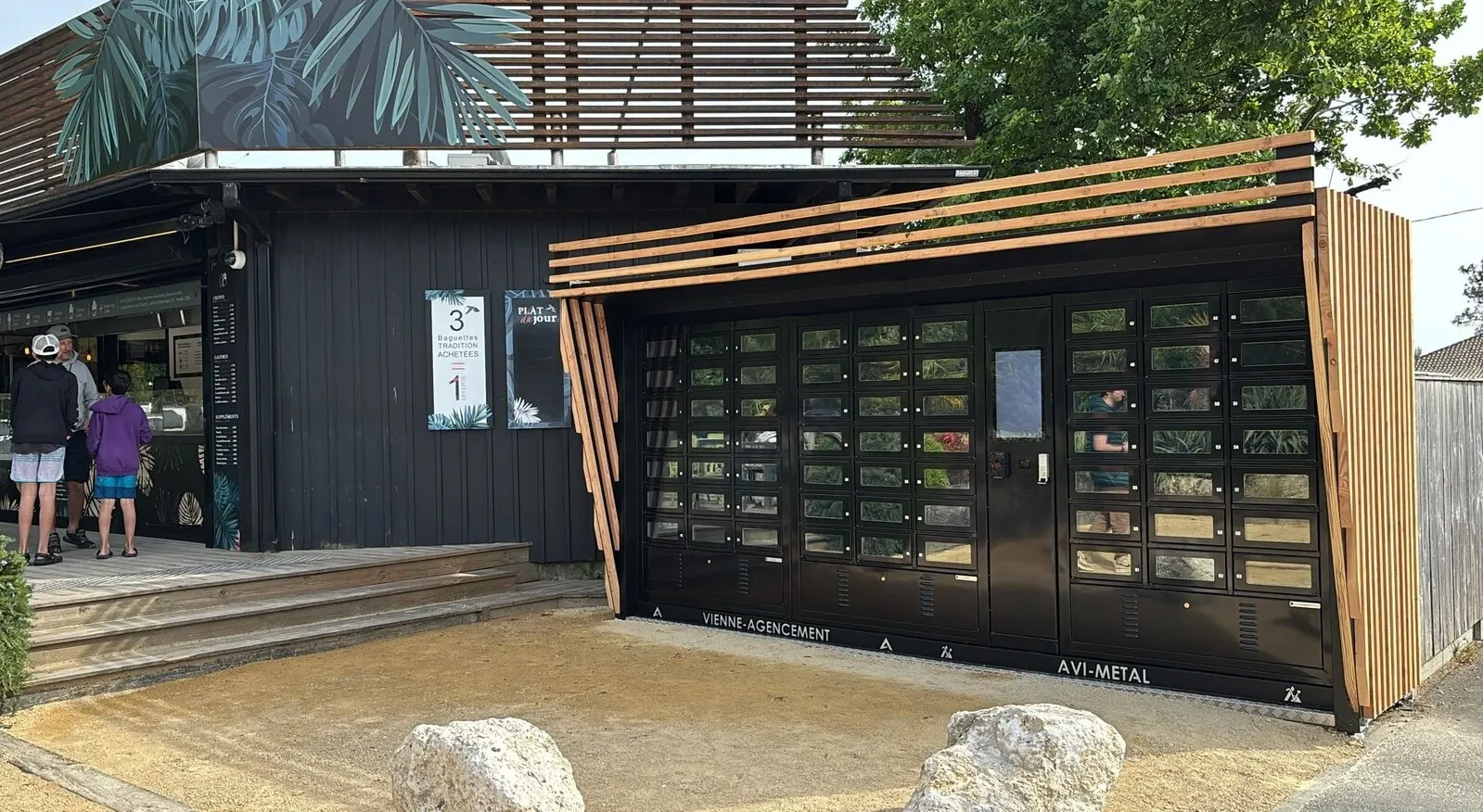 Les 63 casiers réfrigérés libre-service près de la boulangerie L'Atelier des Pains à Lège-Cap-Ferret (Gironde)