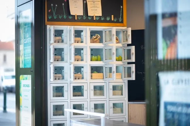 Un distributeur automatique de plats préparés coûte au minimum 16 000 € chez MonCasierFrais.fr, mais le coût change en fonction du distributeur choisi.