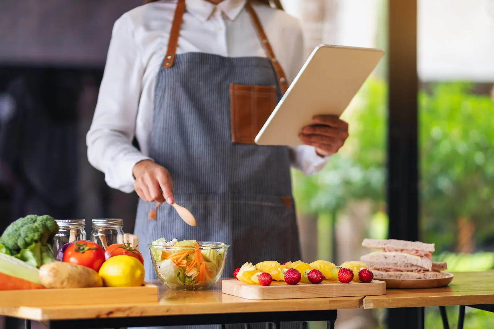 Un traiteur cuisine des recettes qu'il va vendre dans un distributeur automatique pour traiteur.