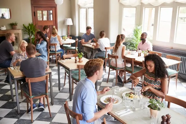 Un restaurant peut installer un distributeur automatique de repas pour contourner les horaires d'ouvertures habituels et augmenter ses bénéfices.
