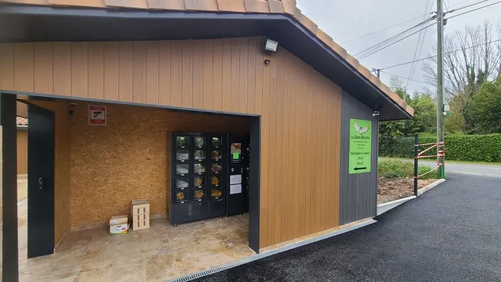 Distributeur automatique de fruits et légumes installé à la ferme pour vente directe
