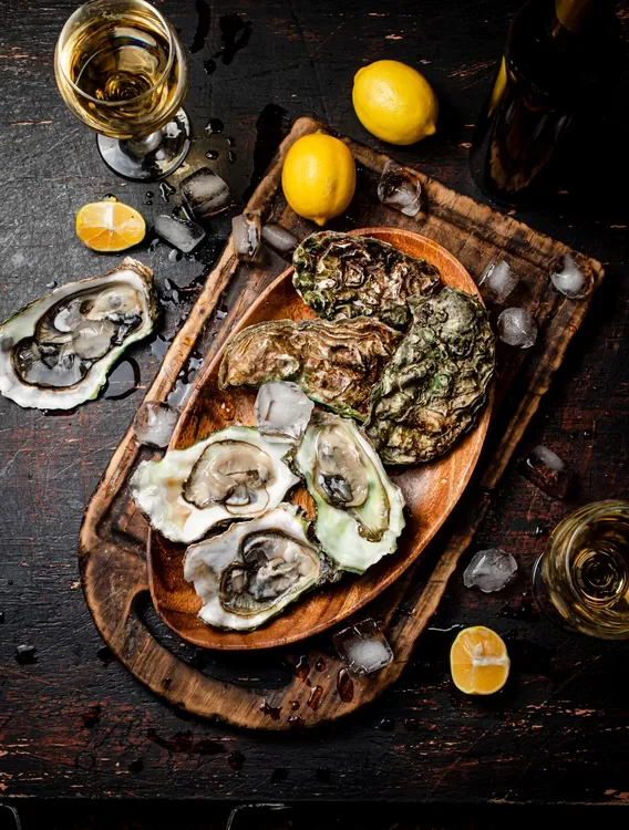 Le vin blanc et le citron, traditionnellement associés à la dégustation des huîtres, peuvent être vendus sous la forme d'assortiments dans un distributeur automatique.