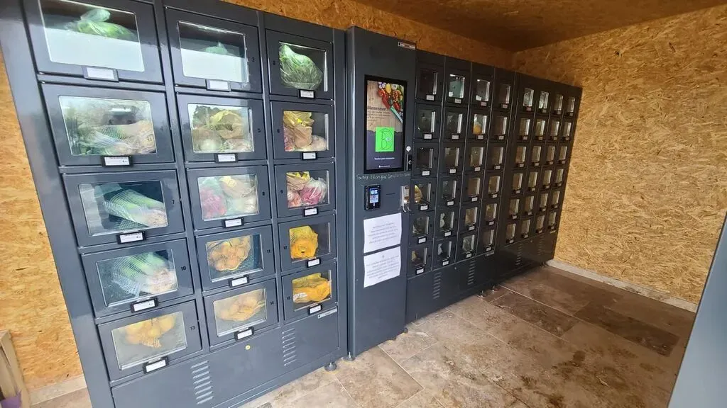 Légumes, fruits, lots et assortiments vendus en libre-service dans le distributeur automatique réfrigéré de La Dame Blanche.