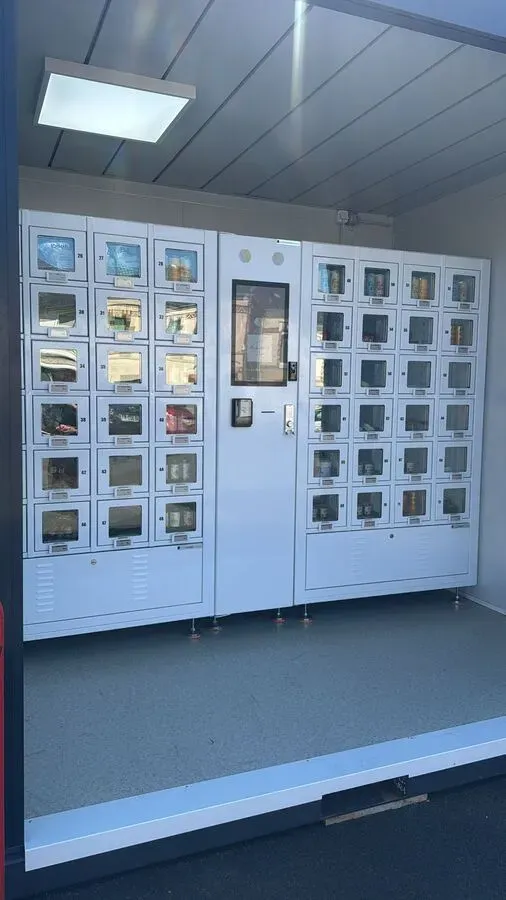 Dans le distributeur de produits locaux de Ma Bouche Rit, on retrouve 3 armoires de 24 casiers chacune et une borne de commande connectée de marque onCasierFrais.fr