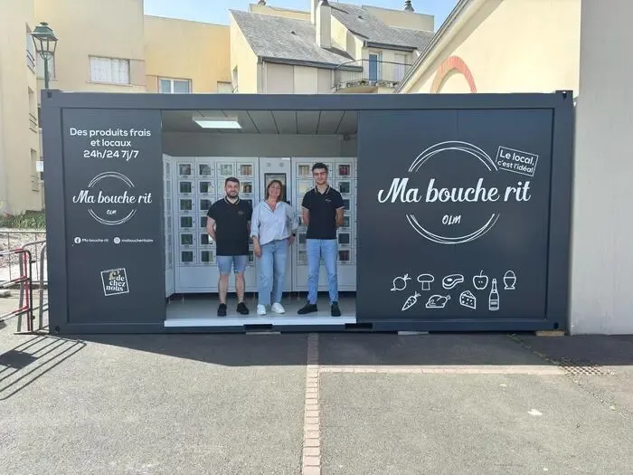 Le distributeur de produits locaux de Ma Bouche Rit est installé face à une route passante pour capter l'attention et attirer de nouveaux clients de passage.