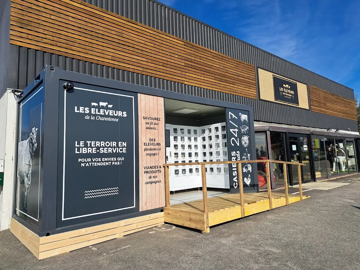 Photo des casiers libre-service des Éleveurs de la Charentonne, installés à Condé-sur-Sarthe (Orne).