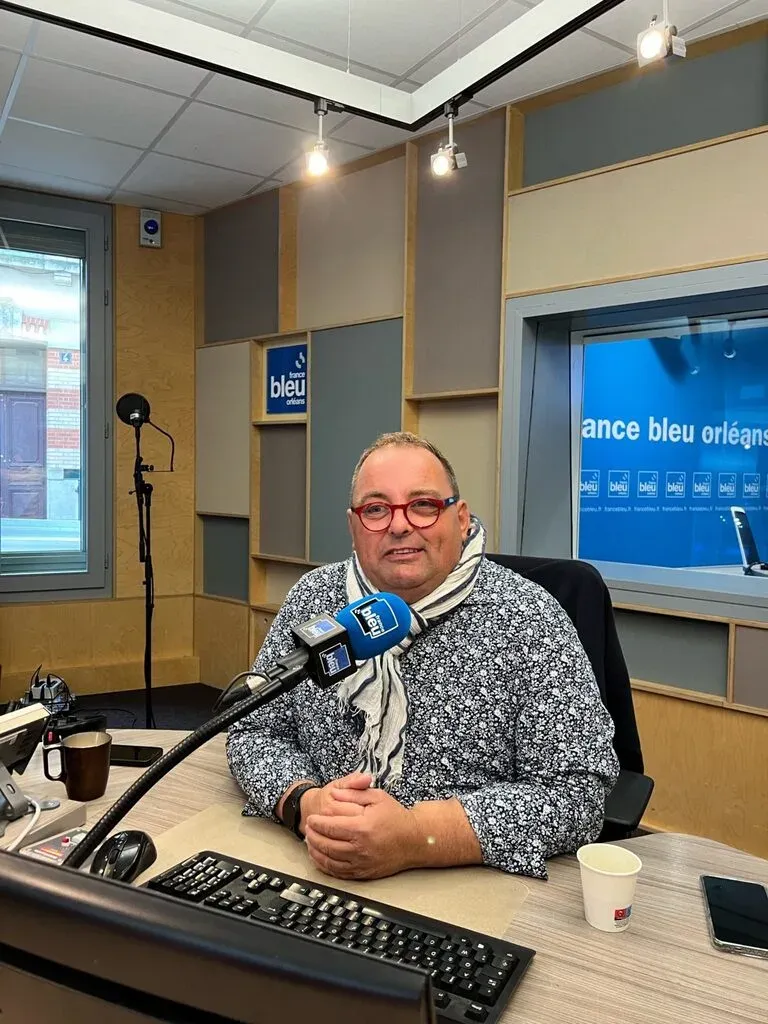 Frédéric Lopez, exploitant franchisé de C'de Chez Nous, est interviewé par la radio ICI Orléans