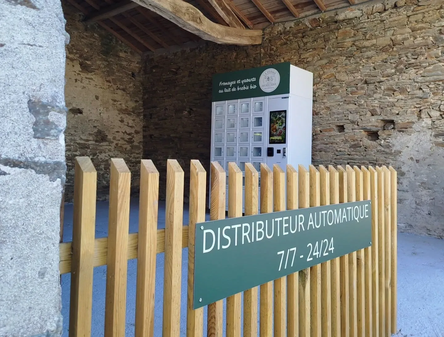 Photo du distributeur automatique réfrigéré installé par la Ferme de la Moricière