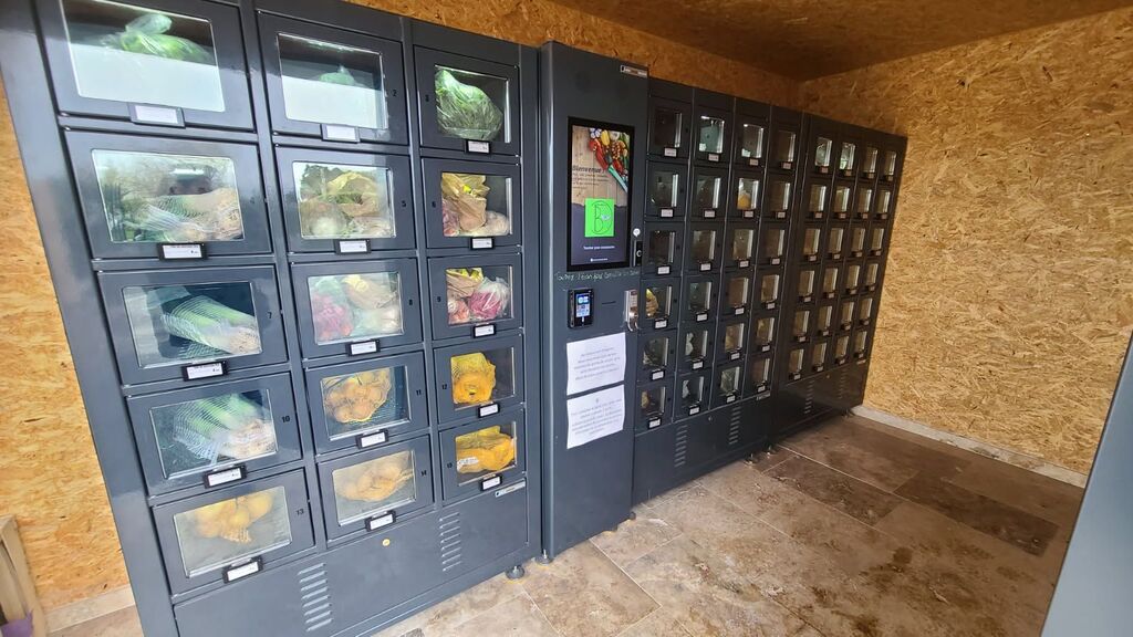 Photo of an automated fruit and vegetable vending machine at La Dame Blanche in Montcaret, one of MonCasierFrais's operators