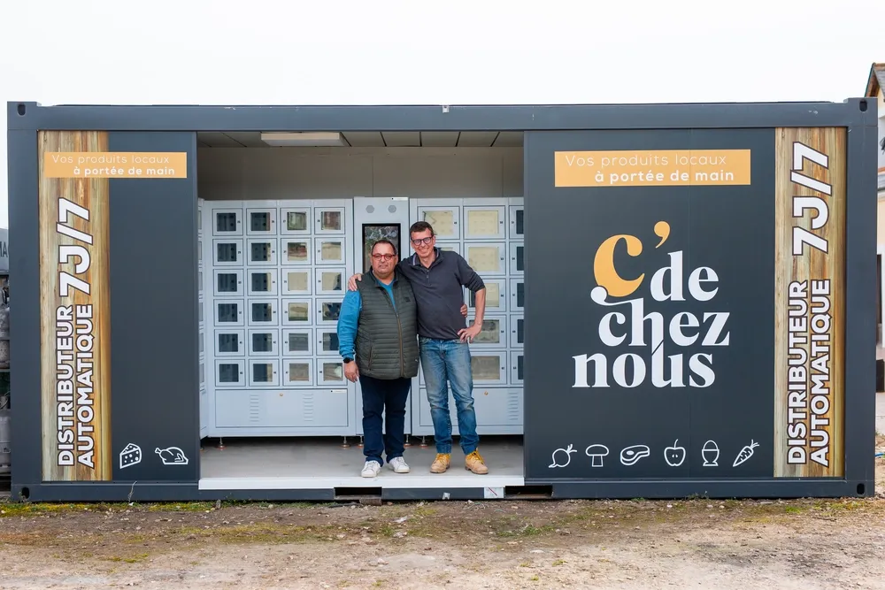 Frédéric Lopez présent dans son nouveau kiosque à istributeurs automatiques C'de Chez Nous