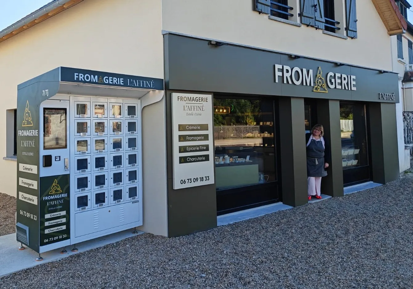 Devanture de la fromagerie L'Affiné avec Estelle Ozérée devant la porte.