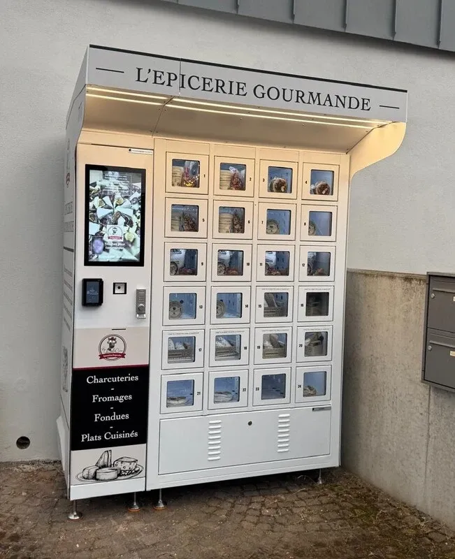Les 24 casiers réfrigérés et la borne tactile de commande de l'épicerie gourmande