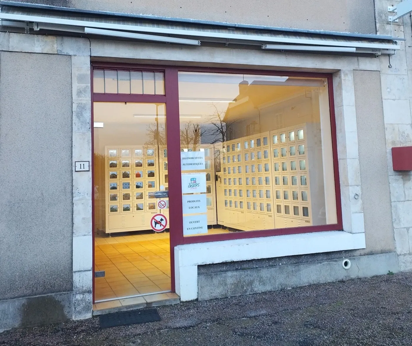 Vue de la vitrine du local des Casiers du Bourg à Nohant-Vic