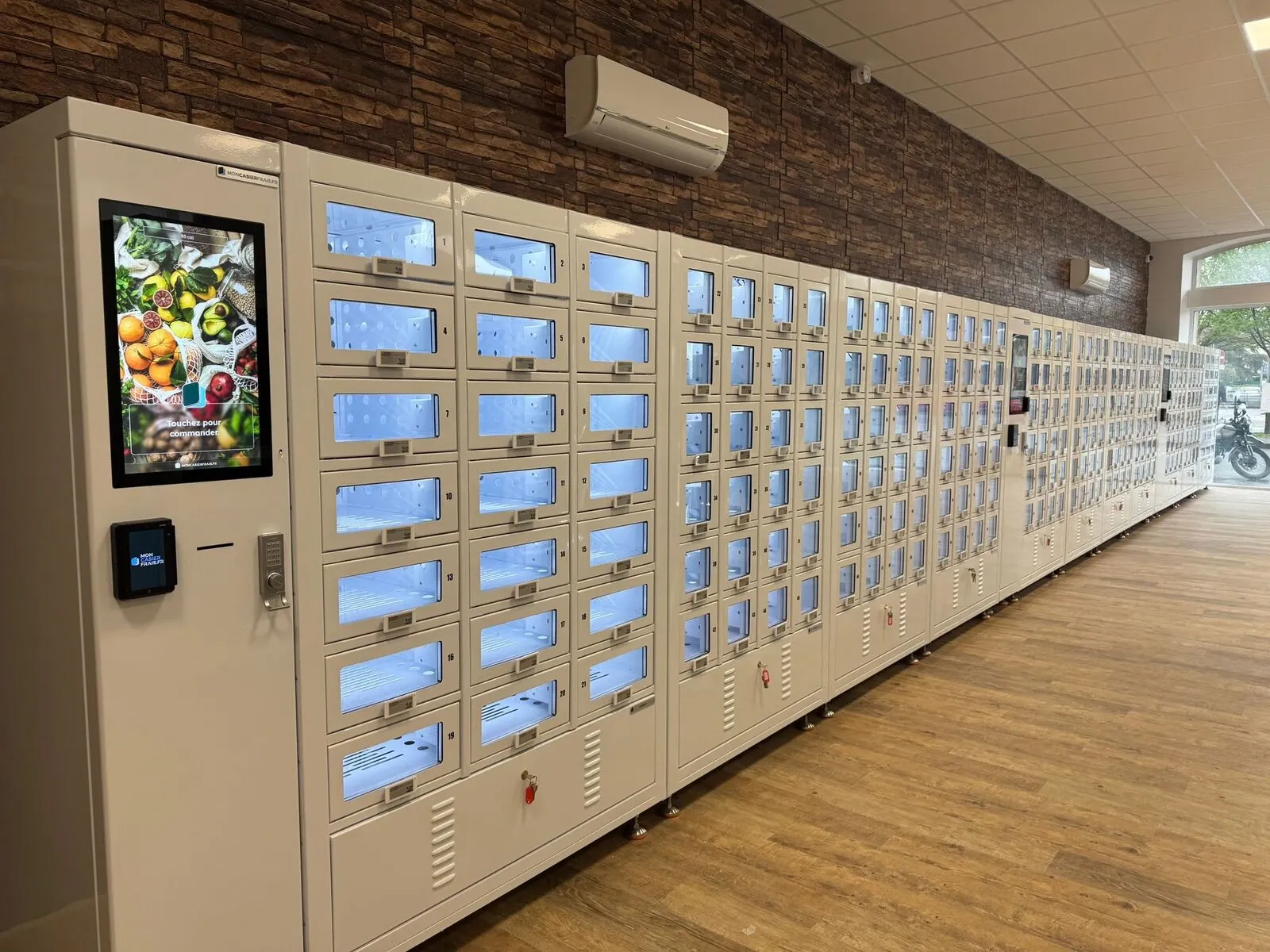 Photo des 291 casiers connectés MonCasierFrais.fr installés aux Halles autonomes, magasin automatique de Romans-sur-Isère
