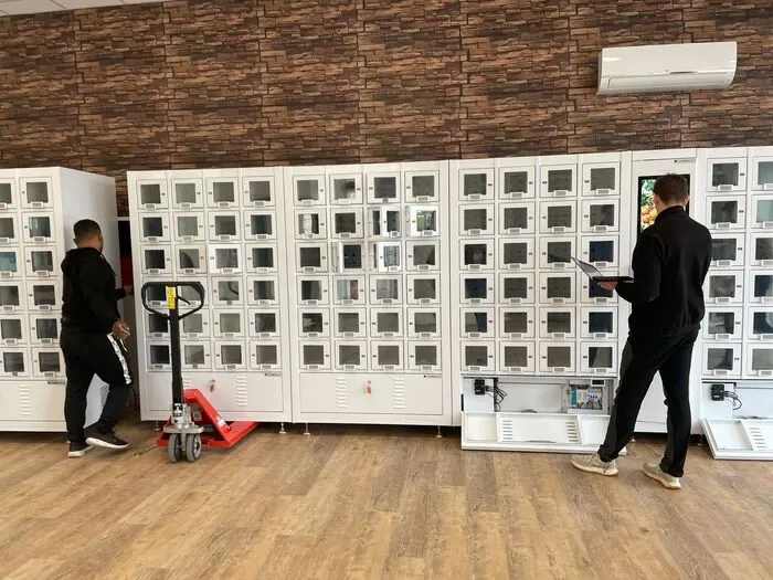 Les équipes de MonCasierFrais.fr s'occupent de la création du magasin autonome, de son acheminement et de sa connexion au logiciel et à l'électricité.