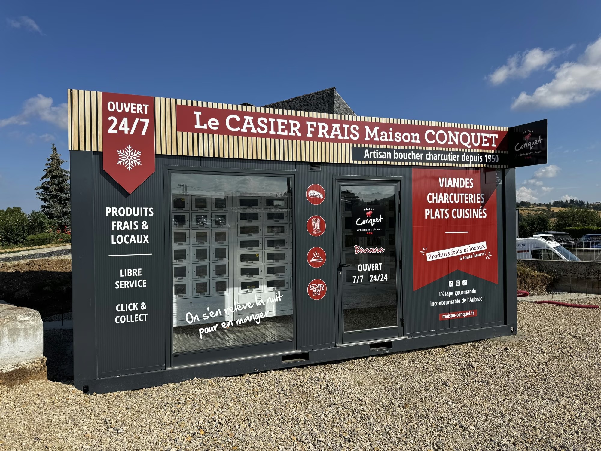 Point de vente modulaire vitré de Maison Conquet à Laguiole, casiers réfrigérés MonCasierFrais.fr ouverts 24h/24