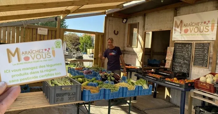 Laurent Dorchy vend ses légumes en direct sur son exploitation maraîchère.