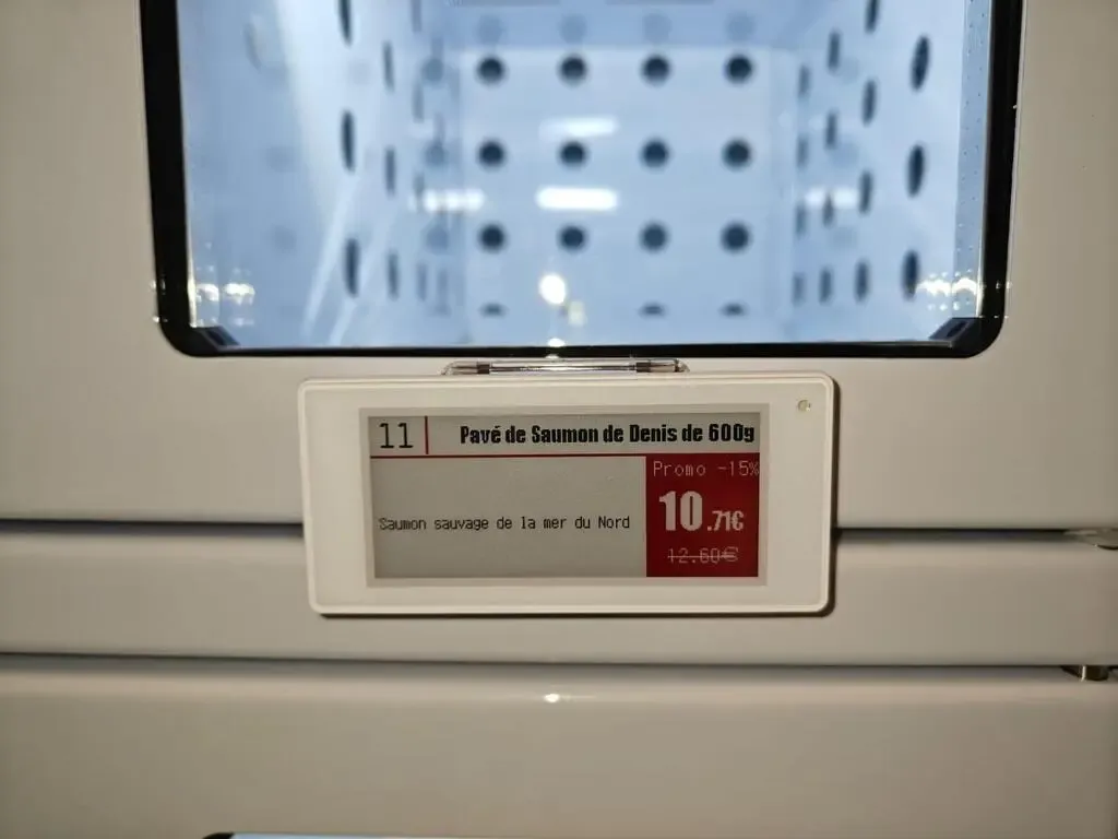 Une promotion est affichée par l'étiquette électronique d'un casier réfrigéré connecté.