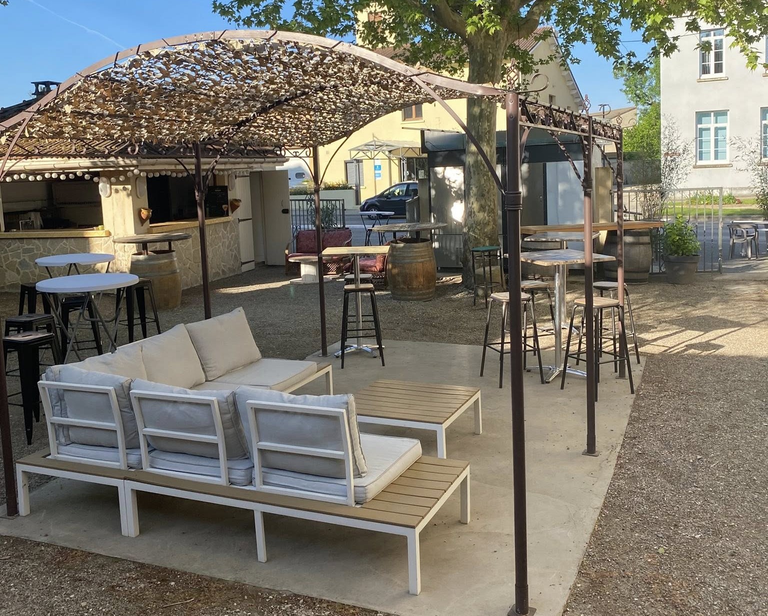 Photo de la terrasse extérieure du Café de la Mairie de Chatuzange-le-Goubet